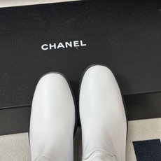 秋冬新款Chanel 小香26B 双C扣带直筒靴短靴/长靴系列 走秀款圆头粗跟长靴骑士靴直筒靴 非常爆真的是很耐看越看越 秋冬新款Chanel 小香26B 双C扣带直筒靴短靴/长靴系列 走秀款圆头粗跟长靴骑士靴直筒靴 非常爆真的是很耐看越看越