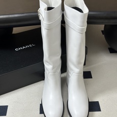 秋冬新款Chanel 小香26B 双C扣带直筒靴短靴/长靴系列 走秀款圆头粗跟长靴骑士靴直筒靴 非常爆真的是很耐看越看越 秋冬新款Chanel 小香26B 双C扣带直筒靴短靴/长靴系列 走秀款圆头粗跟长靴骑士靴直筒靴 非常爆真的是很耐看越看越