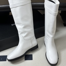 秋冬新款Chanel 小香26B 双C扣带直筒靴短靴/长靴系列 走秀款圆头粗跟长靴骑士靴直筒靴 非常爆真的是很耐看越看越 秋冬新款Chanel 小香26B 双C扣带直筒靴短靴/长靴系列 走秀款圆头粗跟长靴骑士靴直筒靴 非常爆真的是很耐看越看越