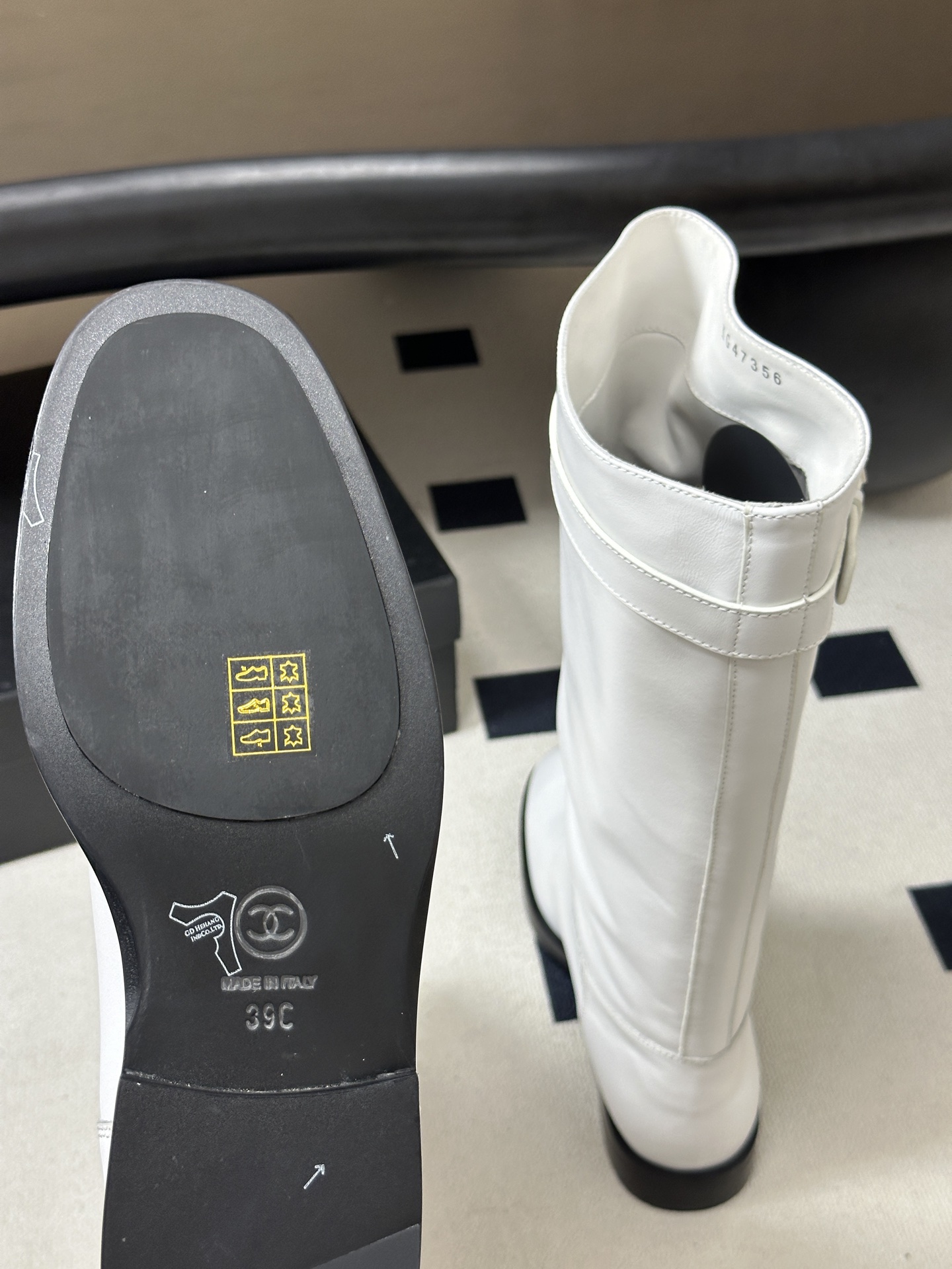 秋冬新款Chanel 小香26B 双C扣带直筒靴短靴/长靴系列 走秀款圆头粗跟长靴骑士靴直筒靴 非常爆真的是很耐看越看越 秋冬新款Chanel 小香26B 双C扣带直筒靴短靴/长靴系列 走秀款圆头粗跟长靴骑士靴直筒靴 非常爆真的是很耐看越看越