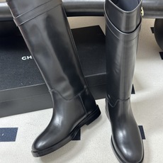 秋冬新款Chanel 小香26B 双C扣带直筒靴短靴/长靴系列 走秀款圆头粗跟长靴骑士靴直筒靴 非常爆真的是很耐看越看越 秋冬新款Chanel 小香26B 双C扣带直筒靴短靴/长靴系列 走秀款圆头粗跟长靴骑士靴直筒靴 非常爆真的是很耐看越看越