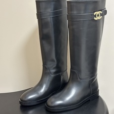 秋冬新款Chanel 小香26B 双C扣带直筒靴短靴/长靴系列 走秀款圆头粗跟长靴骑士靴直筒靴 非常爆真的是很耐看越看越 秋冬新款Chanel 小香26B 双C扣带直筒靴短靴/长靴系列 走秀款圆头粗跟长靴骑士靴直筒靴 非常爆真的是很耐看越看越