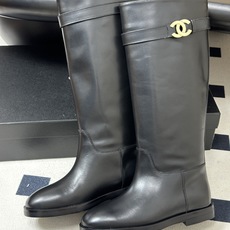 秋冬新款Chanel 小香26B 双C扣带直筒靴短靴/长靴系列 走秀款圆头粗跟长靴骑士靴直筒靴 非常爆真的是很耐看越看越 秋冬新款Chanel 小香26B 双C扣带直筒靴短靴/长靴系列 走秀款圆头粗跟长靴骑士靴直筒靴 非常爆真的是很耐看越看越