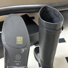秋冬新款Chanel 小香26B 双C扣带直筒靴短靴/长靴系列 走秀款圆头粗跟长靴骑士靴直筒靴 非常爆真的是很耐看越看越 秋冬新款Chanel 小香26B 双C扣带直筒靴短靴/长靴系列 走秀款圆头粗跟长靴骑士靴直筒靴 非常爆真的是很耐看越看越
