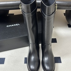 秋冬新款Chanel 小香26B 双C扣带直筒靴短靴/长靴系列 走秀款圆头粗跟长靴骑士靴直筒靴 非常爆真的是很耐看越看越 秋冬新款Chanel 小香26B 双C扣带直筒靴短靴/长靴系列 走秀款圆头粗跟长靴骑士靴直筒靴 非常爆真的是很耐看越看越