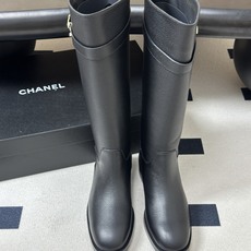秋冬新款Chanel 小香26B 双C扣带直筒靴短靴/长靴系列 走秀款圆头粗跟长靴骑士靴直筒靴 非常爆真的是很耐看越看越 秋冬新款Chanel 小香26B 双C扣带直筒靴短靴/长靴系列 走秀款圆头粗跟长靴骑士靴直筒靴 非常爆真的是很耐看越看越