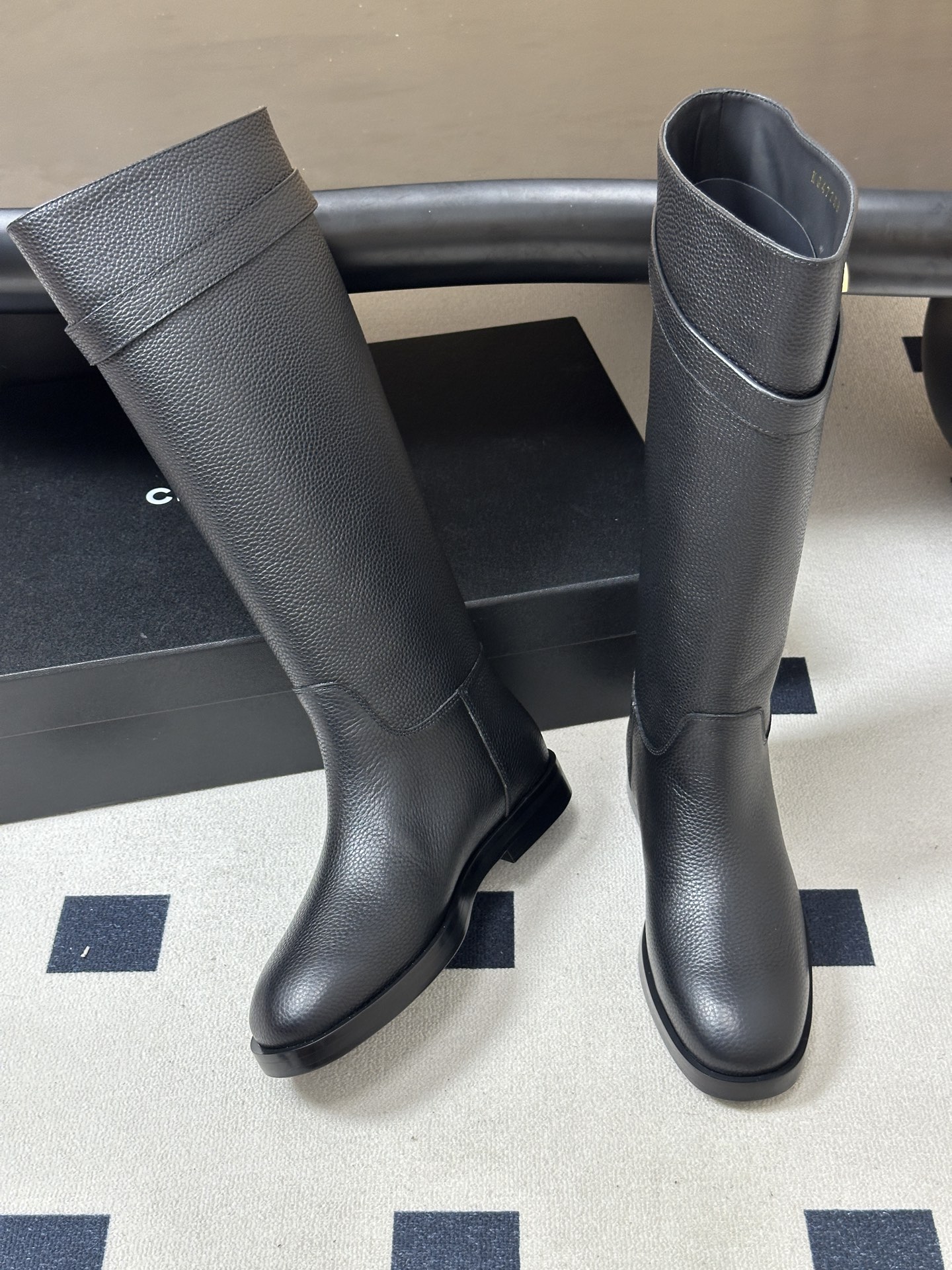 秋冬新款Chanel 小香26B 双C扣带直筒靴短靴/长靴系列 走秀款圆头粗跟长靴骑士靴直筒靴 非常爆真的是很耐看越看越 秋冬新款Chanel 小香26B 双C扣带直筒靴短靴/长靴系列 走秀款圆头粗跟长靴骑士靴直筒靴 非常爆真的是很耐看越看越