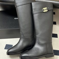 秋冬新款Chanel 小香26B 双C扣带直筒靴短靴/长靴系列 走秀款圆头粗跟长靴骑士靴直筒靴 非常爆真的是很耐看越看越 秋冬新款Chanel 小香26B 双C扣带直筒靴短靴/长靴系列 走秀款圆头粗跟长靴骑士靴直筒靴 非常爆真的是很耐看越看越
