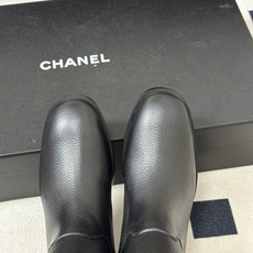 秋冬新款Chanel 小香26B 双C扣带直筒靴短靴/长靴系列 走秀款圆头粗跟长靴骑士靴直筒靴 非常爆真的是很耐看越看越 秋冬新款Chanel 小香26B 双C扣带直筒靴短靴/长靴系列 走秀款圆头粗跟长靴骑士靴直筒靴 非常爆真的是很耐看越看越