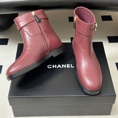 秋冬新款Chanel 小香26B 双C扣带直筒靴短靴/长靴系列 走秀款圆头粗跟长靴骑士靴直筒靴 非常爆真的是很耐看越看越 秋冬新款Chanel 小香26B 双C扣带直筒靴短靴/长靴系列 走秀款圆头粗跟长靴骑士靴直筒靴 非常爆真的是很耐看越看越