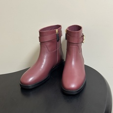 秋冬新款Chanel 小香26B 双C扣带直筒靴短靴/长靴系列 走秀款圆头粗跟长靴骑士靴直筒靴 非常爆真的是很耐看越看越 秋冬新款Chanel 小香26B 双C扣带直筒靴短靴/长靴系列 走秀款圆头粗跟长靴骑士靴直筒靴 非常爆真的是很耐看越看越