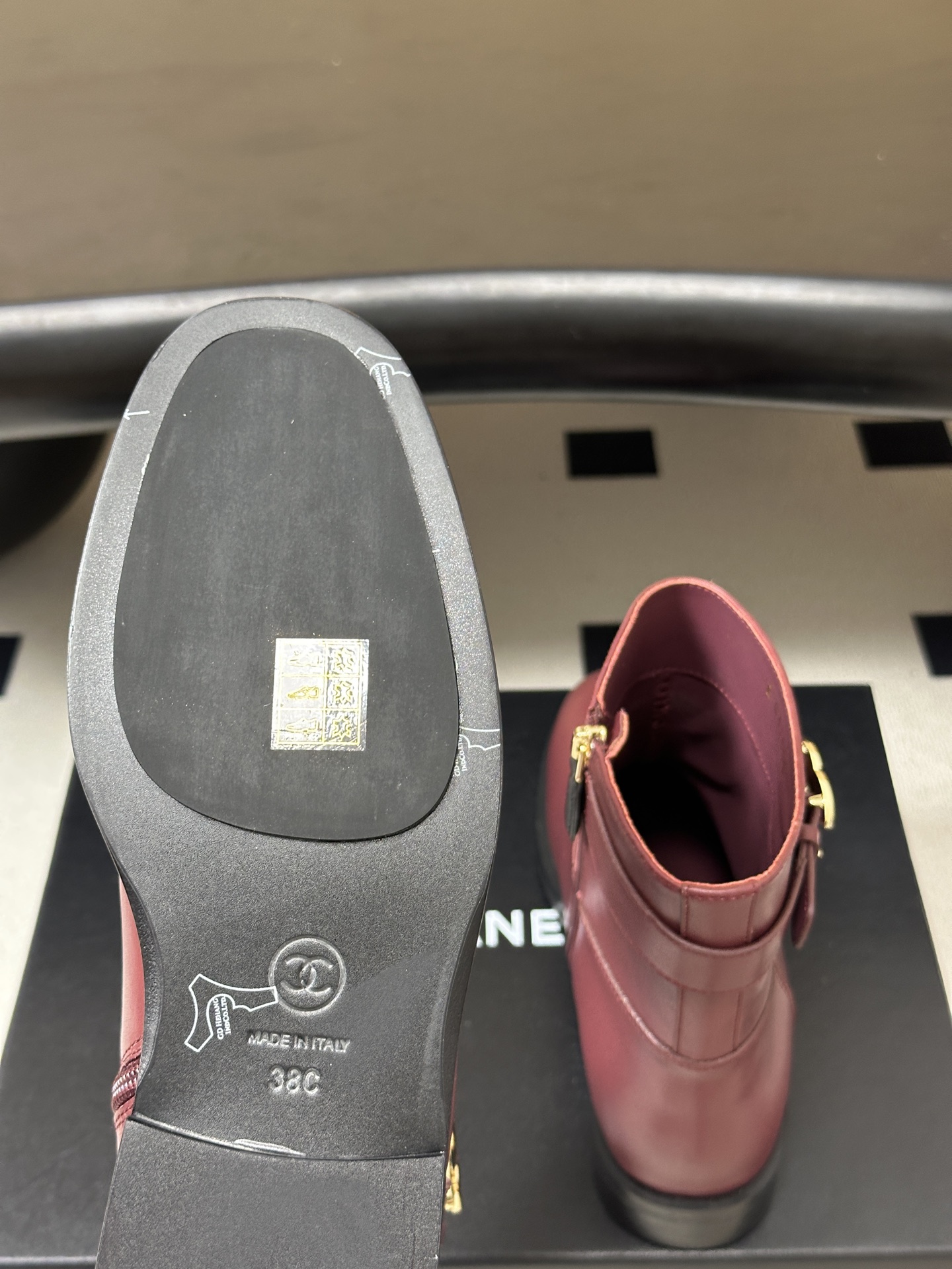 秋冬新款Chanel 小香26B 双C扣带直筒靴短靴/长靴系列 走秀款圆头粗跟长靴骑士靴直筒靴 非常爆真的是很耐看越看越 秋冬新款Chanel 小香26B 双C扣带直筒靴短靴/长靴系列 走秀款圆头粗跟长靴骑士靴直筒靴 非常爆真的是很耐看越看越