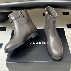 秋冬新款Chanel 小香26B 双C扣带直筒靴短靴/长靴系列 走秀款圆头粗跟长靴骑士靴直筒靴 非常爆真的是很耐看越看越 秋冬新款Chanel 小香26B 双C扣带直筒靴短靴/长靴系列 走秀款圆头粗跟长靴骑士靴直筒靴 非常爆真的是很耐看越看越