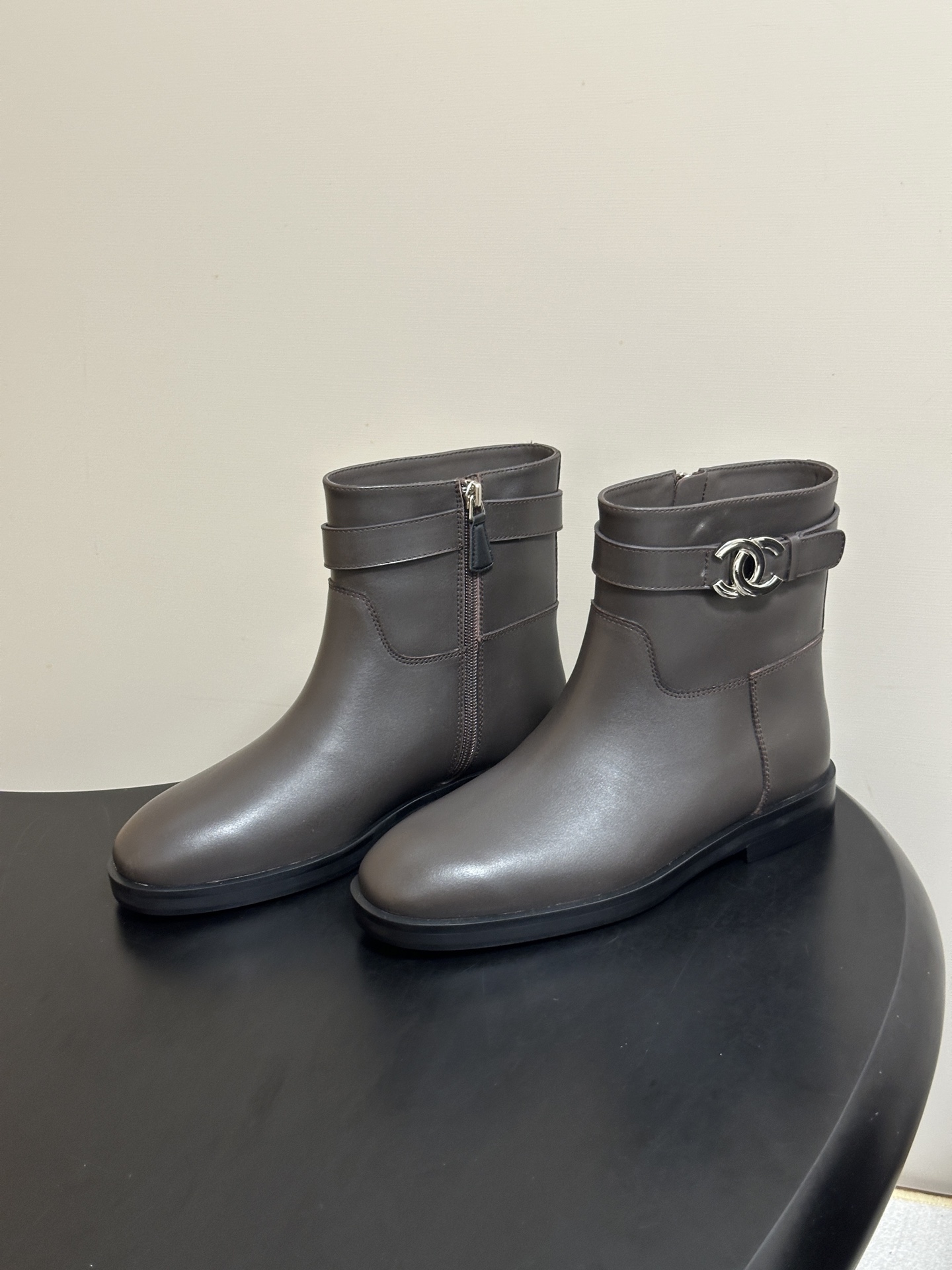 秋冬新款Chanel 小香26B 双C扣带直筒靴短靴/长靴系列 走秀款圆头粗跟长靴骑士靴直筒靴 非常爆真的是很耐看越看越 秋冬新款Chanel 小香26B 双C扣带直筒靴短靴/长靴系列 走秀款圆头粗跟长靴骑士靴直筒靴 非常爆真的是很耐看越看越