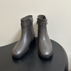 秋冬新款Chanel 小香26B 双C扣带直筒靴短靴/长靴系列 走秀款圆头粗跟长靴骑士靴直筒靴 非常爆真的是很耐看越看越 秋冬新款Chanel 小香26B 双C扣带直筒靴短靴/长靴系列 走秀款圆头粗跟长靴骑士靴直筒靴 非常爆真的是很耐看越看越