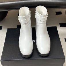秋冬新款Chanel 小香26B 双C扣带直筒靴短靴/长靴系列 走秀款圆头粗跟长靴骑士靴直筒靴 非常爆真的是很耐看越看越 秋冬新款Chanel 小香26B 双C扣带直筒靴短靴/长靴系列 走秀款圆头粗跟长靴骑士靴直筒靴 非常爆真的是很耐看越看越