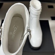 秋冬新款Chanel 小香26B 双C扣带直筒靴短靴/长靴系列 走秀款圆头粗跟长靴骑士靴直筒靴 非常爆真的是很耐看越看越 秋冬新款Chanel 小香26B 双C扣带直筒靴短靴/长靴系列 走秀款圆头粗跟长靴骑士靴直筒靴 非常爆真的是很耐看越看越