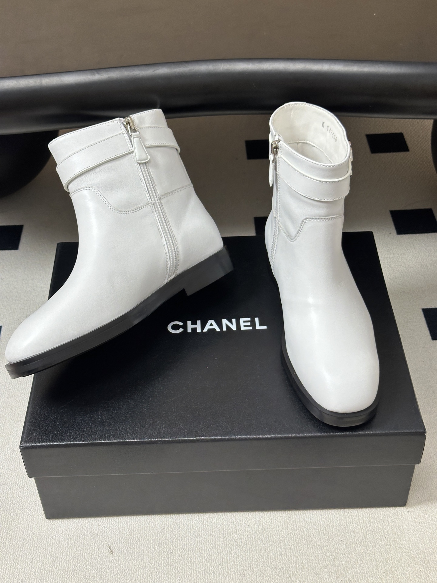 秋冬新款Chanel 小香26B 双C扣带直筒靴短靴/长靴系列 走秀款圆头粗跟长靴骑士靴直筒靴 非常爆真的是很耐看越看越 秋冬新款Chanel 小香26B 双C扣带直筒靴短靴/长靴系列 走秀款圆头粗跟长靴骑士靴直筒靴 非常爆真的是很耐看越看越