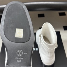 秋冬新款Chanel 小香26B 双C扣带直筒靴短靴/长靴系列 走秀款圆头粗跟长靴骑士靴直筒靴 非常爆真的是很耐看越看越 秋冬新款Chanel 小香26B 双C扣带直筒靴短靴/长靴系列 走秀款圆头粗跟长靴骑士靴直筒靴 非常爆真的是很耐看越看越