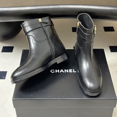秋冬新款Chanel 小香26B 双C扣带直筒靴短靴/长靴系列 走秀款圆头粗跟长靴骑士靴直筒靴 非常爆真的是很耐看越看越 秋冬新款Chanel 小香26B 双C扣带直筒靴短靴/长靴系列 走秀款圆头粗跟长靴骑士靴直筒靴 非常爆真的是很耐看越看越