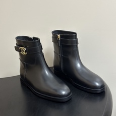 秋冬新款Chanel 小香26B 双C扣带直筒靴短靴/长靴系列 走秀款圆头粗跟长靴骑士靴直筒靴 非常爆真的是很耐看越看越 秋冬新款Chanel 小香26B 双C扣带直筒靴短靴/长靴系列 走秀款圆头粗跟长靴骑士靴直筒靴 非常爆真的是很耐看越看越