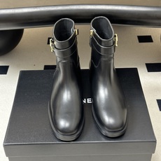 秋冬新款Chanel 小香26B 双C扣带直筒靴短靴/长靴系列 走秀款圆头粗跟长靴骑士靴直筒靴 非常爆真的是很耐看越看越 秋冬新款Chanel 小香26B 双C扣带直筒靴短靴/长靴系列 走秀款圆头粗跟长靴骑士靴直筒靴 非常爆真的是很耐看越看越