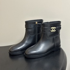 秋冬新款Chanel 小香26B 双C扣带直筒靴短靴/长靴系列 走秀款圆头粗跟长靴骑士靴直筒靴 非常爆真的是很耐看越看越 秋冬新款Chanel 小香26B 双C扣带直筒靴短靴/长靴系列 走秀款圆头粗跟长靴骑士靴直筒靴 非常爆真的是很耐看越看越