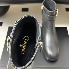 秋冬新款Chanel 小香26B 双C扣带直筒靴短靴/长靴系列 走秀款圆头粗跟长靴骑士靴直筒靴 非常爆真的是很耐看越看越 秋冬新款Chanel 小香26B 双C扣带直筒靴短靴/长靴系列 走秀款圆头粗跟长靴骑士靴直筒靴 非常爆真的是很耐看越看越