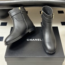 秋冬新款Chanel 小香26B 双C扣带直筒靴短靴/长靴系列 走秀款圆头粗跟长靴骑士靴直筒靴 非常爆真的是很耐看越看越 秋冬新款Chanel 小香26B 双C扣带直筒靴短靴/长靴系列 走秀款圆头粗跟长靴骑士靴直筒靴 非常爆真的是很耐看越看越