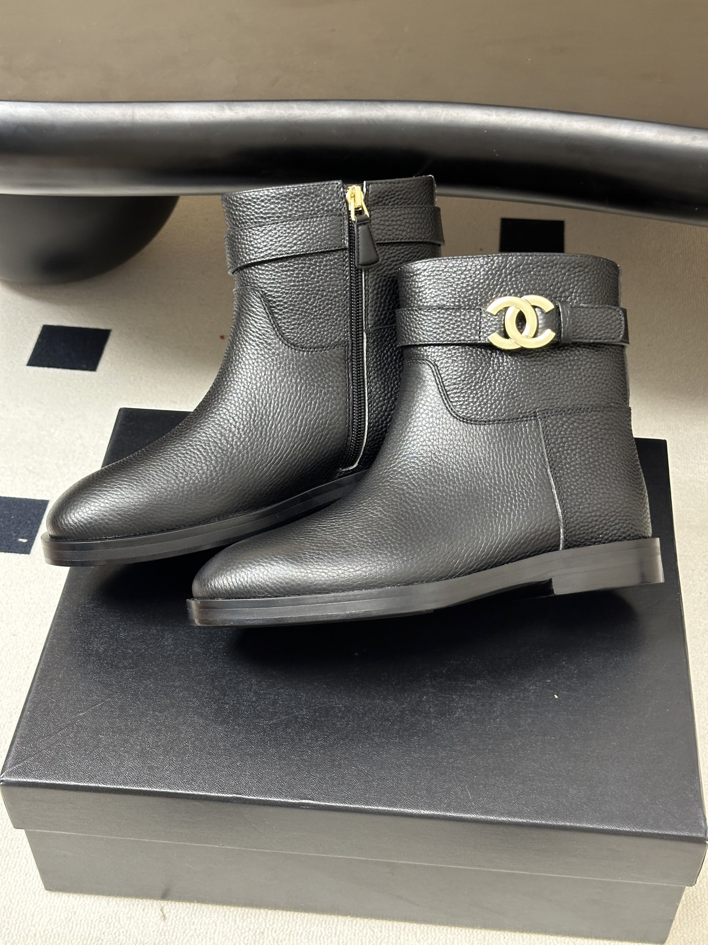 秋冬新款Chanel 小香26B 双C扣带直筒靴短靴/长靴系列 走秀款圆头粗跟长靴骑士靴直筒靴 非常爆真的是很耐看越看越 秋冬新款Chanel 小香26B 双C扣带直筒靴短靴/长靴系列 走秀款圆头粗跟长靴骑士靴直筒靴 非常爆真的是很耐看越看越