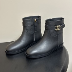 秋冬新款Chanel 小香26B 双C扣带直筒靴短靴/长靴系列 走秀款圆头粗跟长靴骑士靴直筒靴 非常爆真的是很耐看越看越 秋冬新款Chanel 小香26B 双C扣带直筒靴短靴/长靴系列 走秀款圆头粗跟长靴骑士靴直筒靴 非常爆真的是很耐看越看越