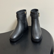 秋冬新款Chanel 小香26B 双C扣带直筒靴短靴/长靴系列 走秀款圆头粗跟长靴骑士靴直筒靴 非常爆真的是很耐看越看越 秋冬新款Chanel 小香26B 双C扣带直筒靴短靴/长靴系列 走秀款圆头粗跟长靴骑士靴直筒靴 非常爆真的是很耐看越看越