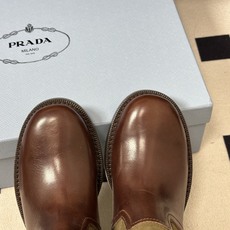 顶级品质(莞产) 26Fw秋冬新款Prada 普拉达最新爆款堆堆靴复古西部牛仔靴一脚蹬宽筒靴皮带扣厚底短靴酷飒机车短靴 顶级品质(莞产) 26Fw秋冬新款Prada 普拉达最新爆款堆堆靴复古西部牛仔靴一脚蹬宽筒靴皮带扣厚底短靴酷飒机车短靴