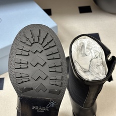 顶级品质(莞产) 26Fw秋冬新款Prada 普拉达最新爆款堆堆靴复古西部牛仔靴一脚蹬宽筒靴皮带扣厚底短靴酷飒机车短靴 顶级品质(莞产) 26Fw秋冬新款Prada 普拉达最新爆款堆堆靴复古西部牛仔靴一脚蹬宽筒靴皮带扣厚底短靴酷飒机车短靴