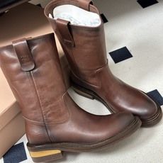 顶级品质(莞产) 26Ss秋冬新款Miu Miu 缪缪 擦色牛皮厚底中筒靴堆堆靴复古老钱风一脚蹬直筒短靴 这些工装风格靴 顶级品质(莞产) 26Ss秋冬新款Miu Miu 缪缪 擦色牛皮厚底中筒靴堆堆靴复古老钱风一脚蹬直筒短靴 这些工装风格靴