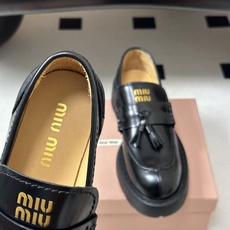 顶级品质 26ss秋冬新款Miu Miu 缪缪 流苏吊坠乐福鞋复古老钱风厚底单鞋 这款布洛克鞋线条简约设计经典,饰以Mi 顶级品质 26ss秋冬新款Miu Miu 缪缪 流苏吊坠乐福鞋复古老钱风厚底单鞋 这款布洛克鞋线条简约设计经典,饰以Mi