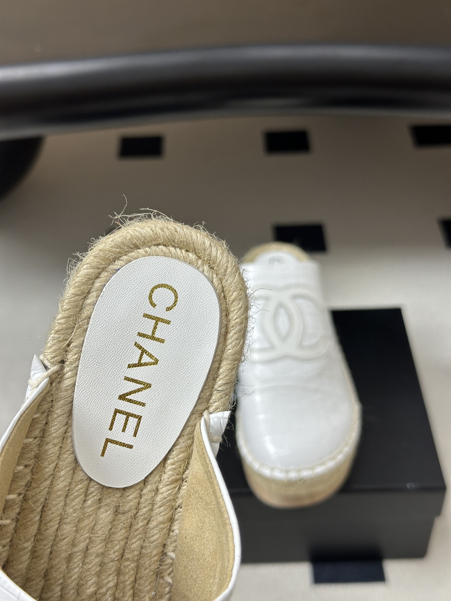 春夏新款Chanel 26A小香经典菱格双C扣半拖鞋包头厚底实木底穆勒凉拖鞋 标志性的链条双C扣闪耀夺目，自带贵气，为拖