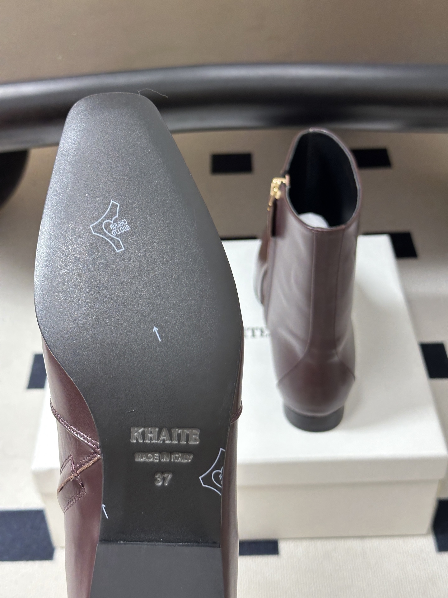 26Ss秋冬新款Khaite 蛇纹皮侧拉链短靴极简风平底及踝靴 自带清冷极简飒爽氛围感，利落尖头修饰脚型，直筒靴筒贴合脚