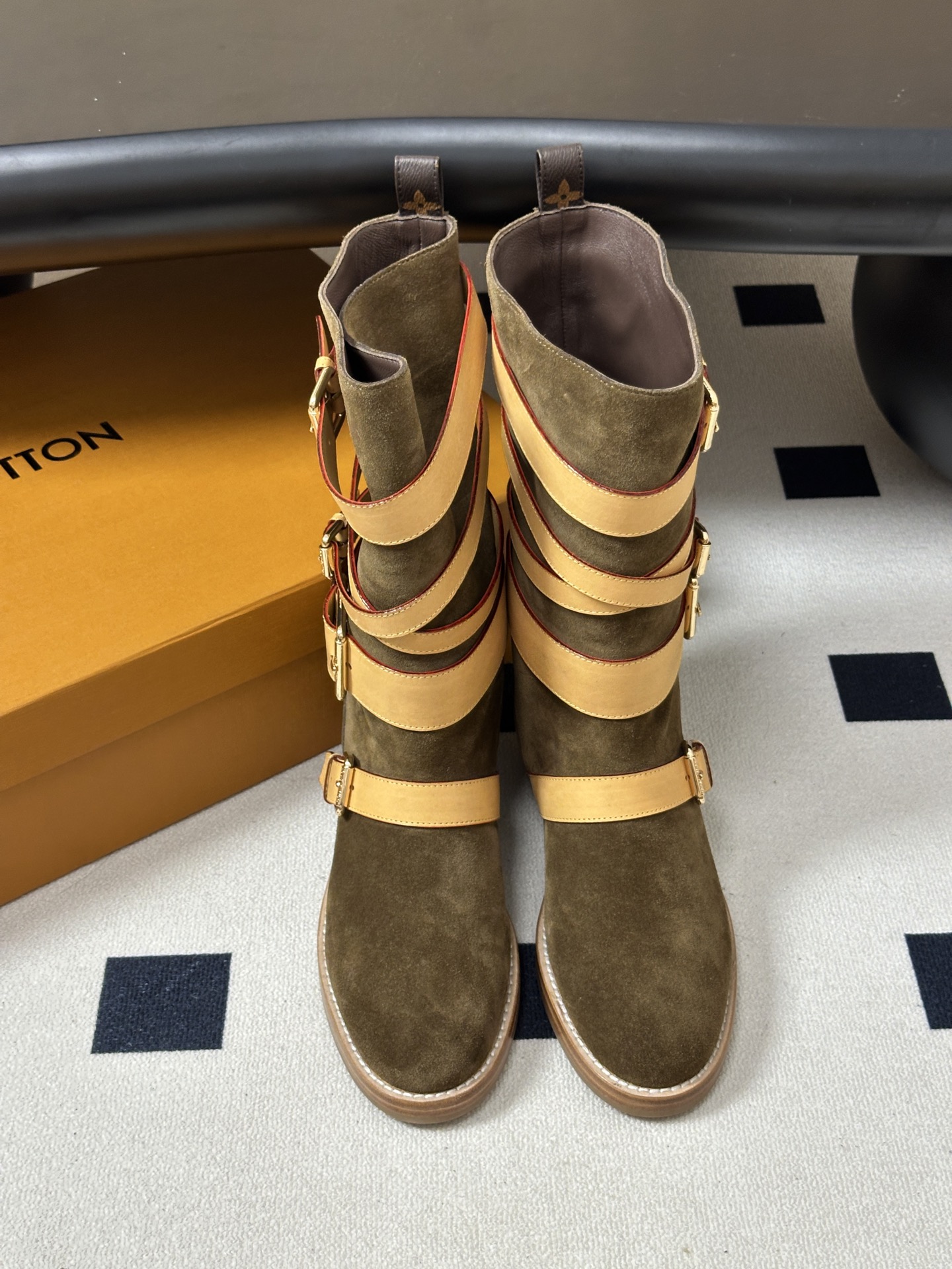 26Fw秋冬新款Louis vuitton LV AMIRAL 皮带扣高筒靴复古骑士靴直筒机车中靴 Amiral平底半筒
