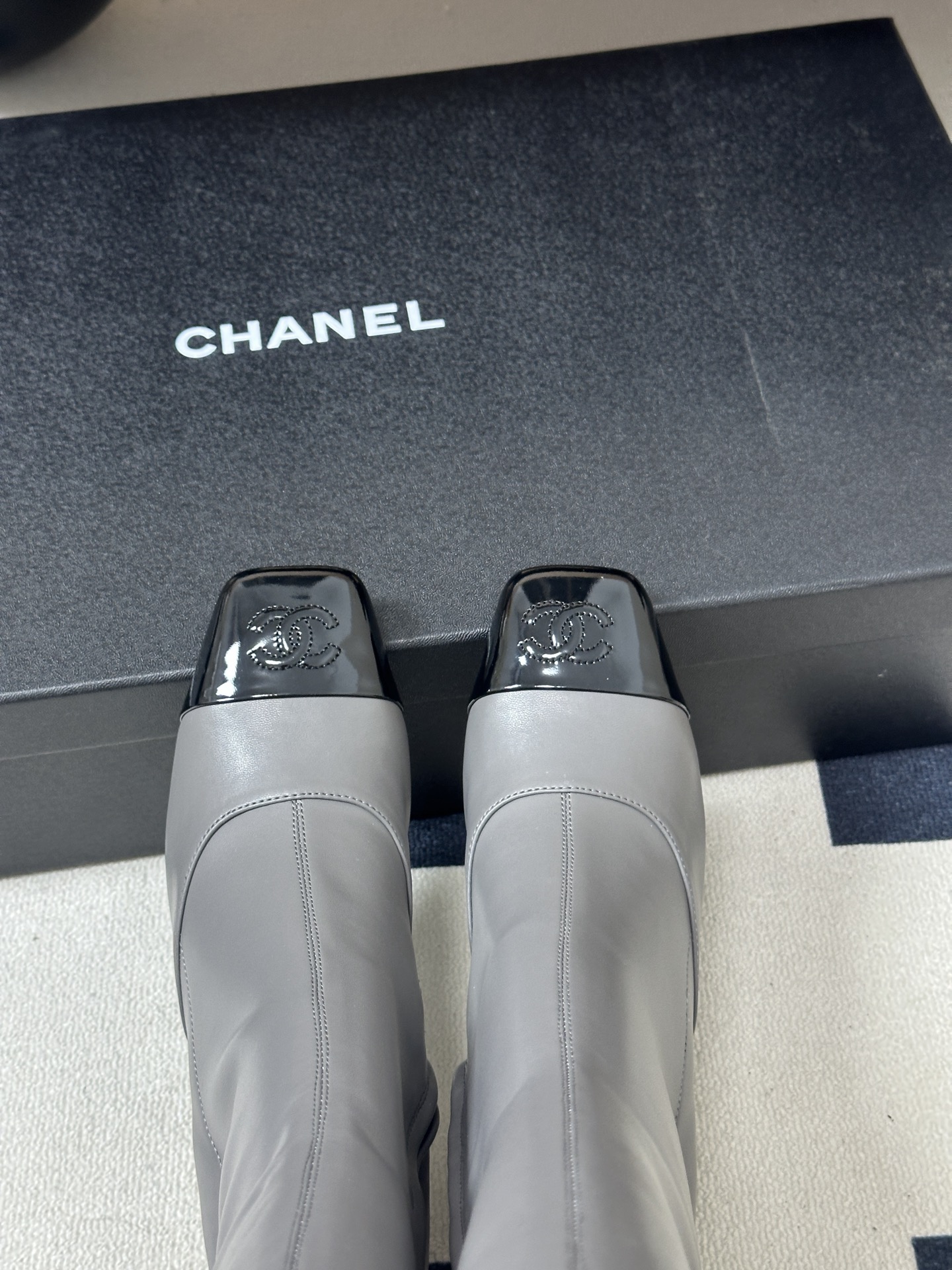 Chanel 小香26A 秋冬新款双C logo弹力靴过膝长靴侧拉链长靴高跟长靴 鞋头标志性电绣双C标志低调闪耀，不仅是