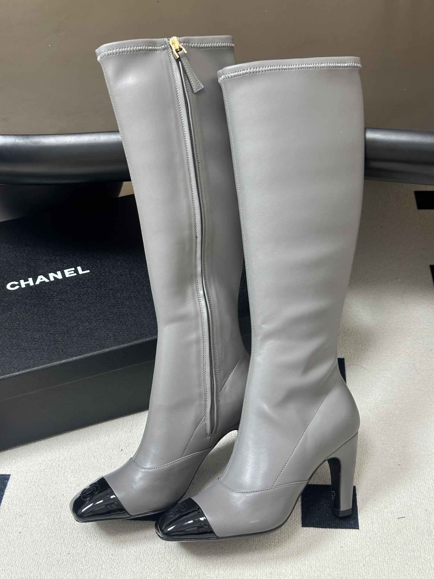 Chanel 小香26A 秋冬新款双C logo弹力靴过膝长靴侧拉链长靴高跟长靴 鞋头标志性电绣双C标志低调闪耀，不仅是