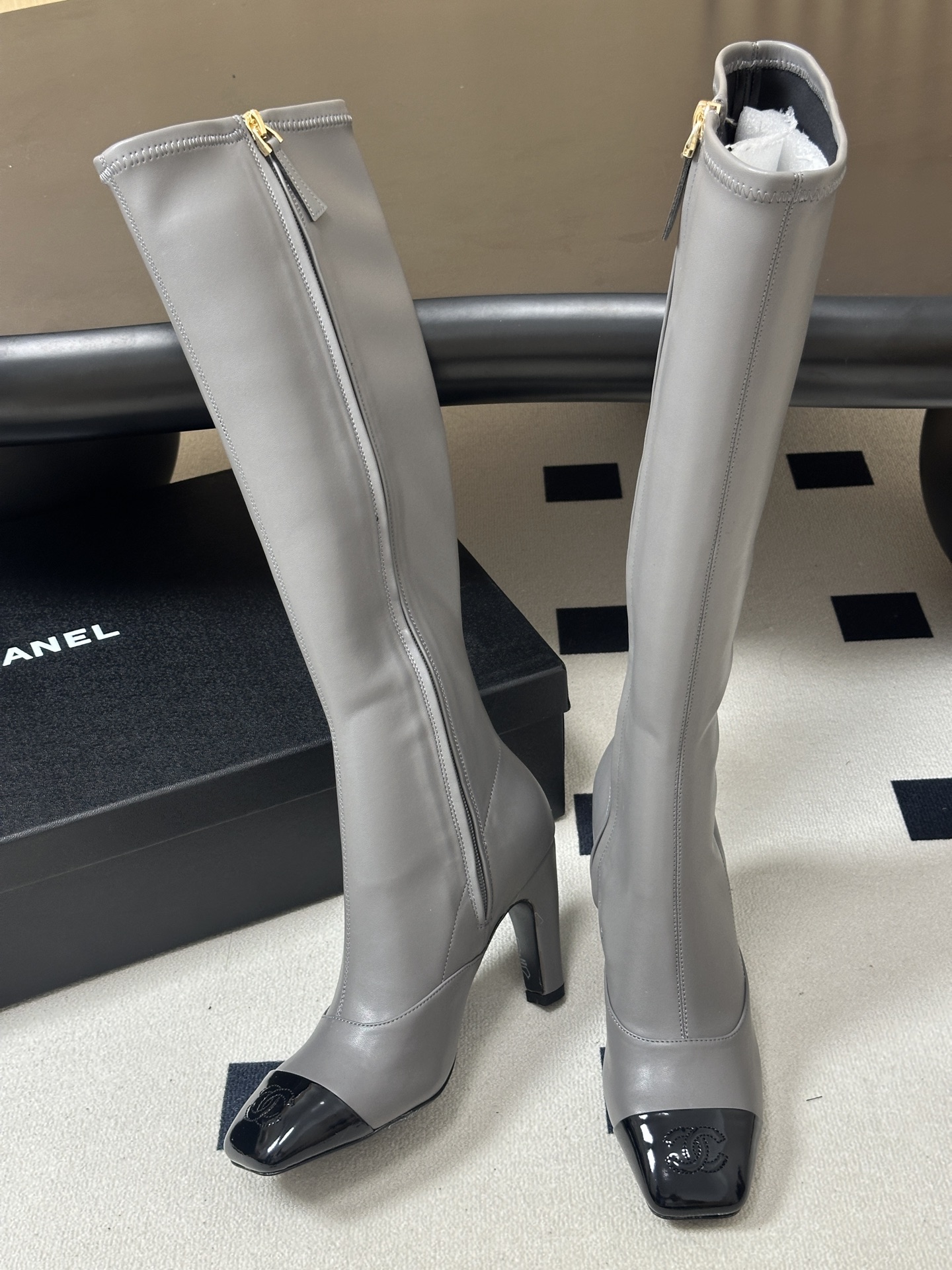 Chanel 小香26A 秋冬新款双C logo弹力靴过膝长靴侧拉链长靴高跟长靴 鞋头标志性电绣双C标志低调闪耀，不仅是