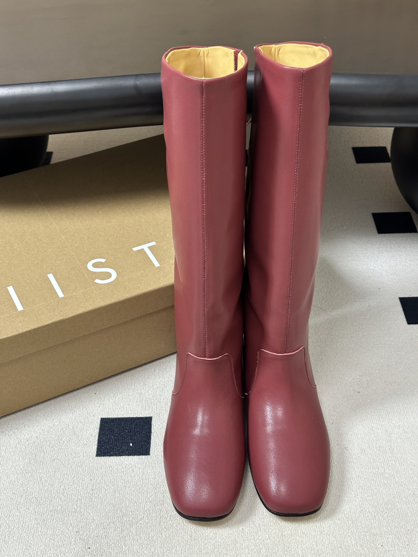 Miista 26SS秋冬新款 直筒长靴极简风骑士靴后绑带长靴 这种看似简单的款式超级百搭，无论搭配什么颜色衣服都非常棒