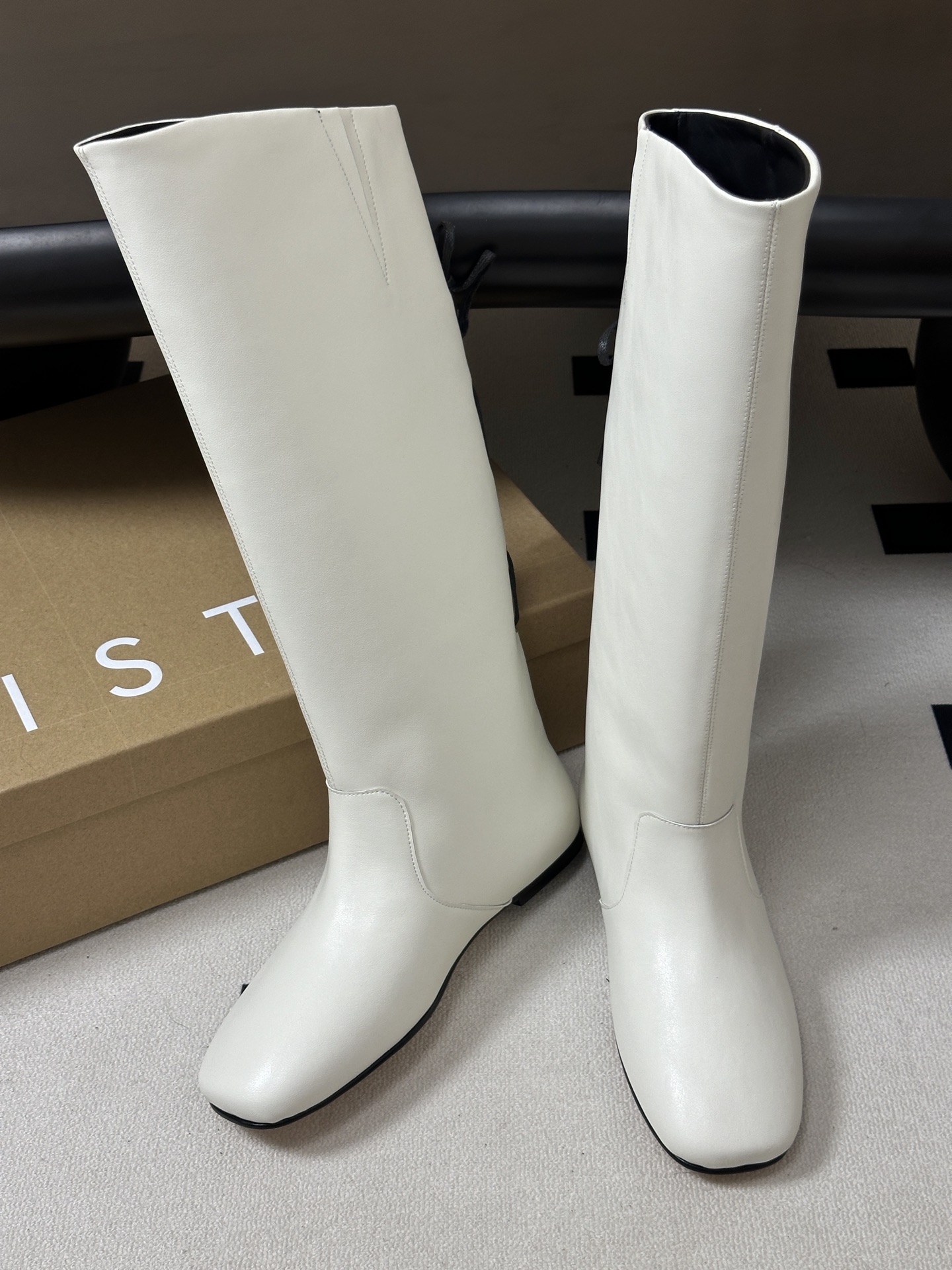 Miista 26SS秋冬新款 直筒长靴极简风骑士靴后绑带长靴 这种看似简单的款式超级百搭，无论搭配什么颜色衣服都非常棒