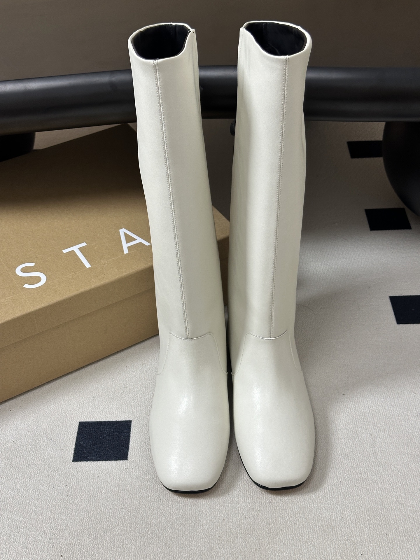 Miista 26SS秋冬新款 直筒长靴极简风骑士靴后绑带长靴 这种看似简单的款式超级百搭，无论搭配什么颜色衣服都非常棒