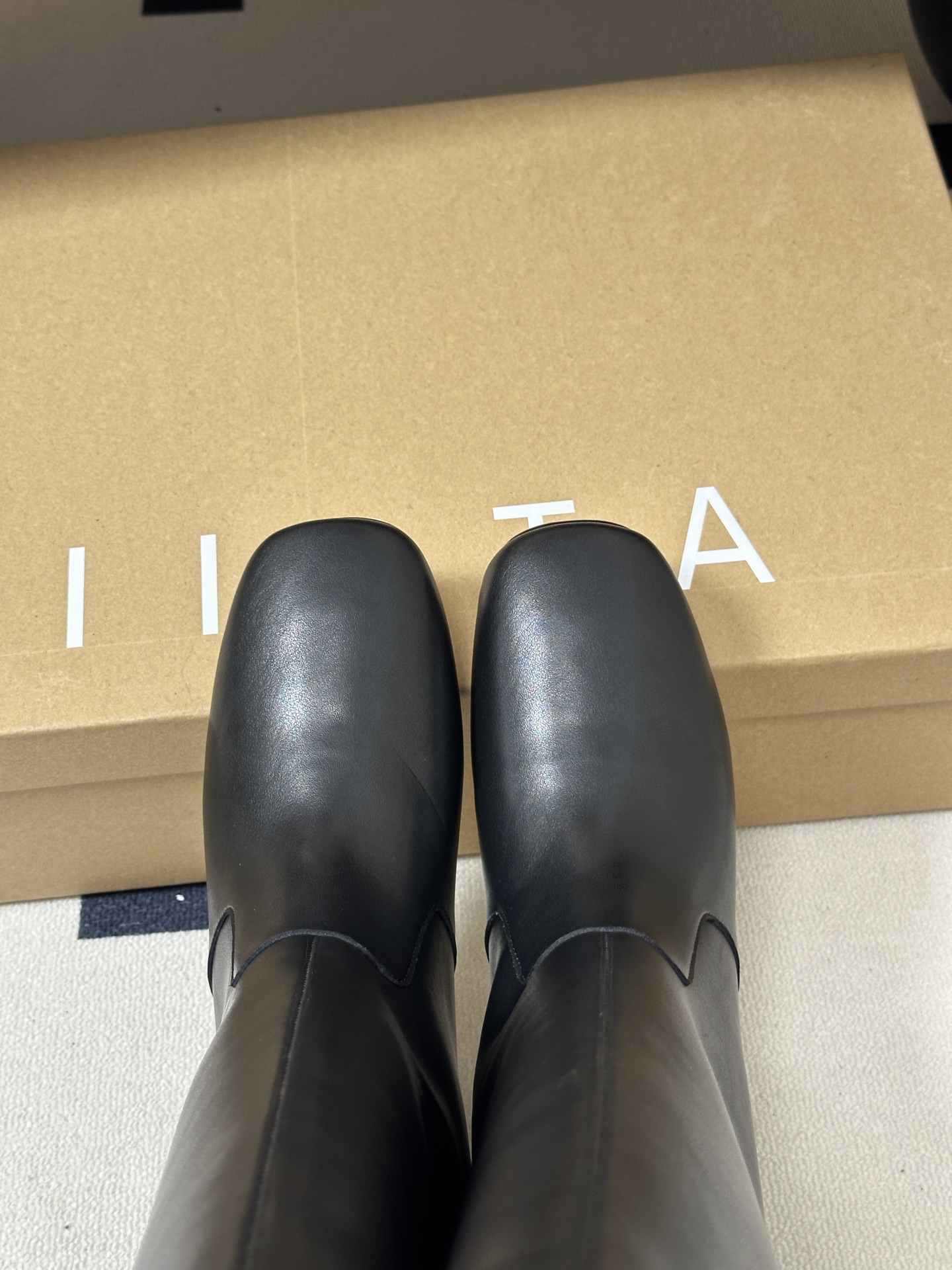 Miista 26SS秋冬新款 直筒长靴极简风骑士靴后绑带长靴 这种看似简单的款式超级百搭，无论搭配什么颜色衣服都非常棒