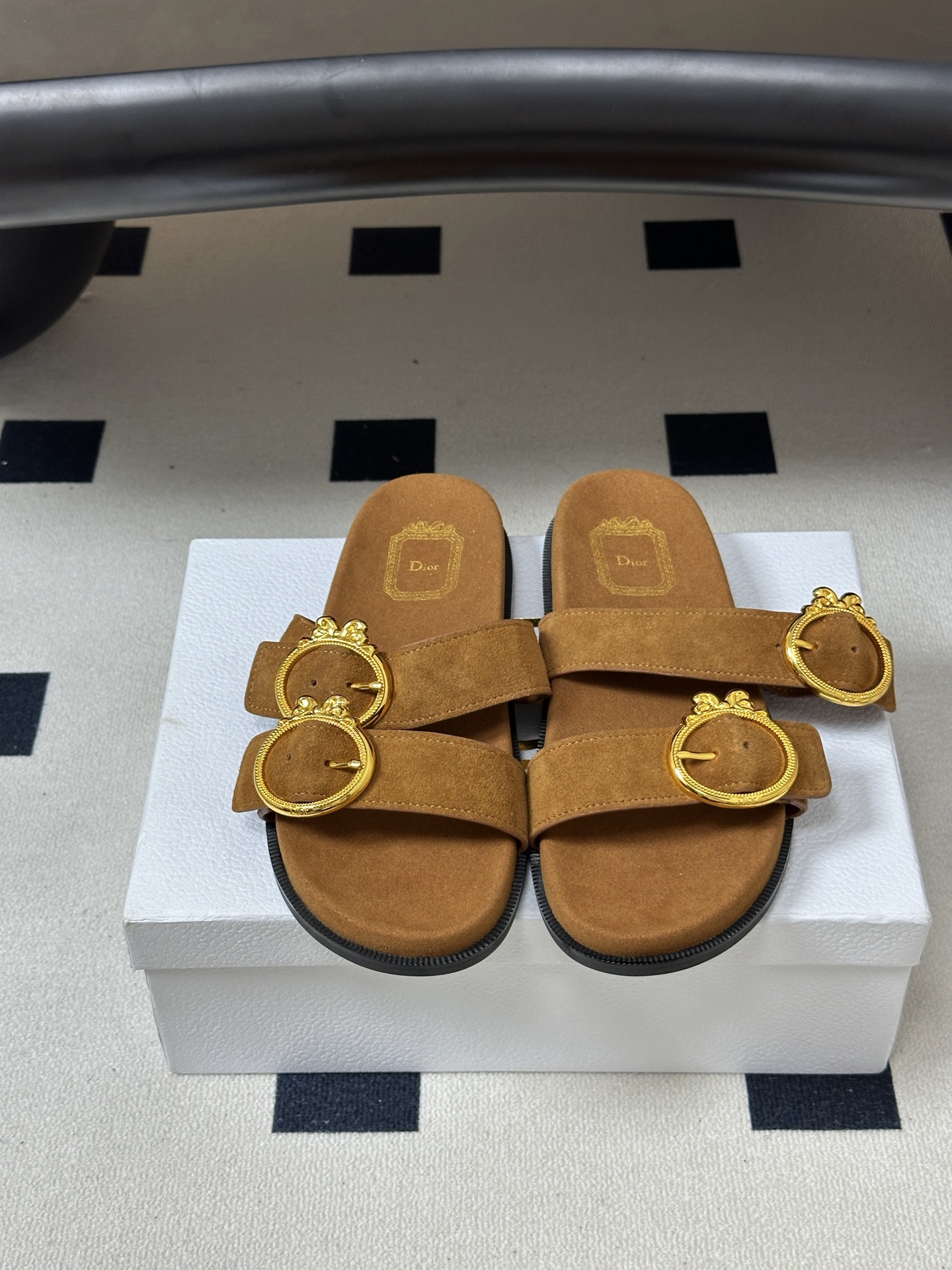 2026春夏新款Dior迪奥 D-Medaillon Buckle 凉拖鞋🆕最新CD字母五金扣搭扣双带平底凉拖鞋 这款凉 2026春夏新款Dior迪奥 D-Medaillon Buckle 凉拖鞋🆕最新CD字母五金扣搭扣双带平底凉拖鞋 这款凉