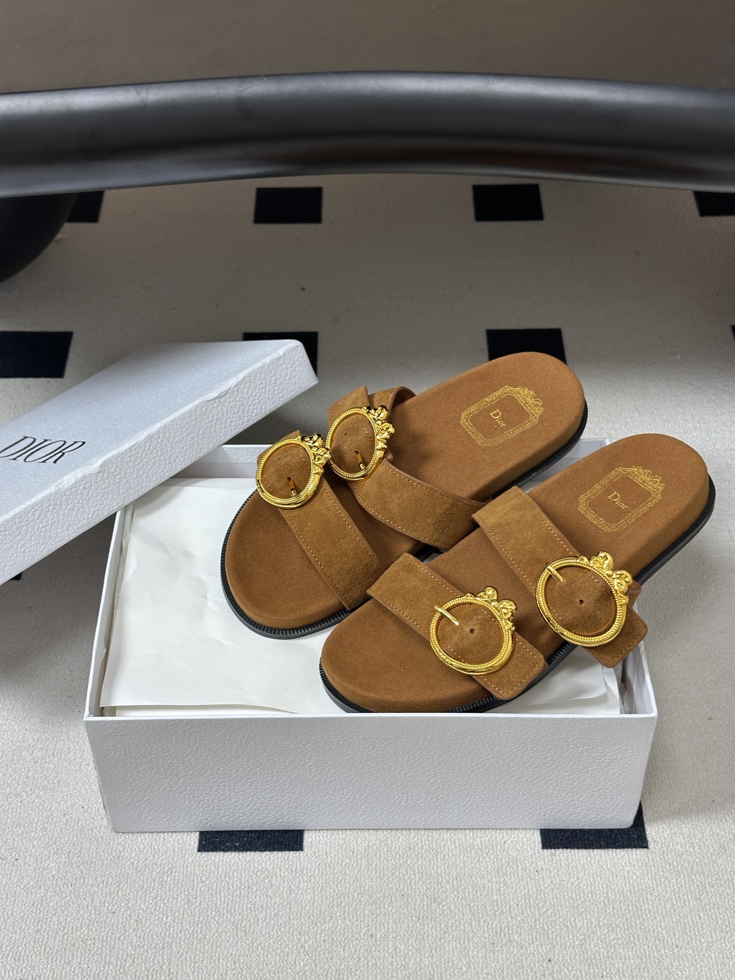 2026春夏新款Dior迪奥 D-Medaillon Buckle 凉拖鞋🆕最新CD字母五金扣搭扣双带平底凉拖鞋 这款凉 2026春夏新款Dior迪奥 D-Medaillon Buckle 凉拖鞋🆕最新CD字母五金扣搭扣双带平底凉拖鞋 这款凉