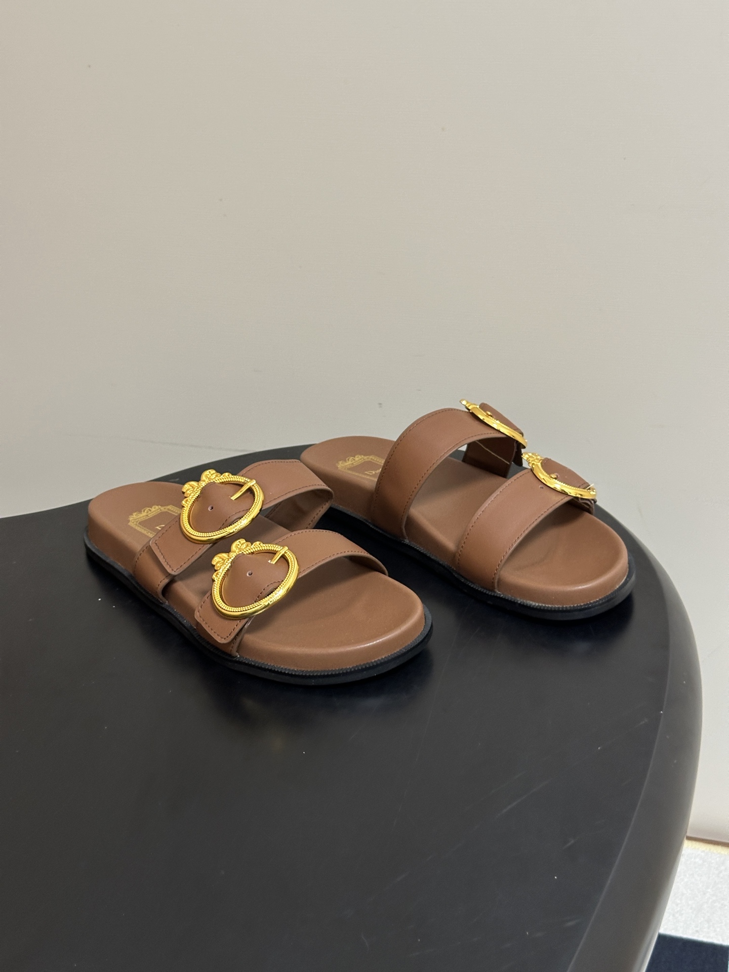 2026春夏新款Dior迪奥 D-Medaillon Buckle 凉拖鞋🆕最新CD字母五金扣搭扣双带平底凉拖鞋 这款凉
