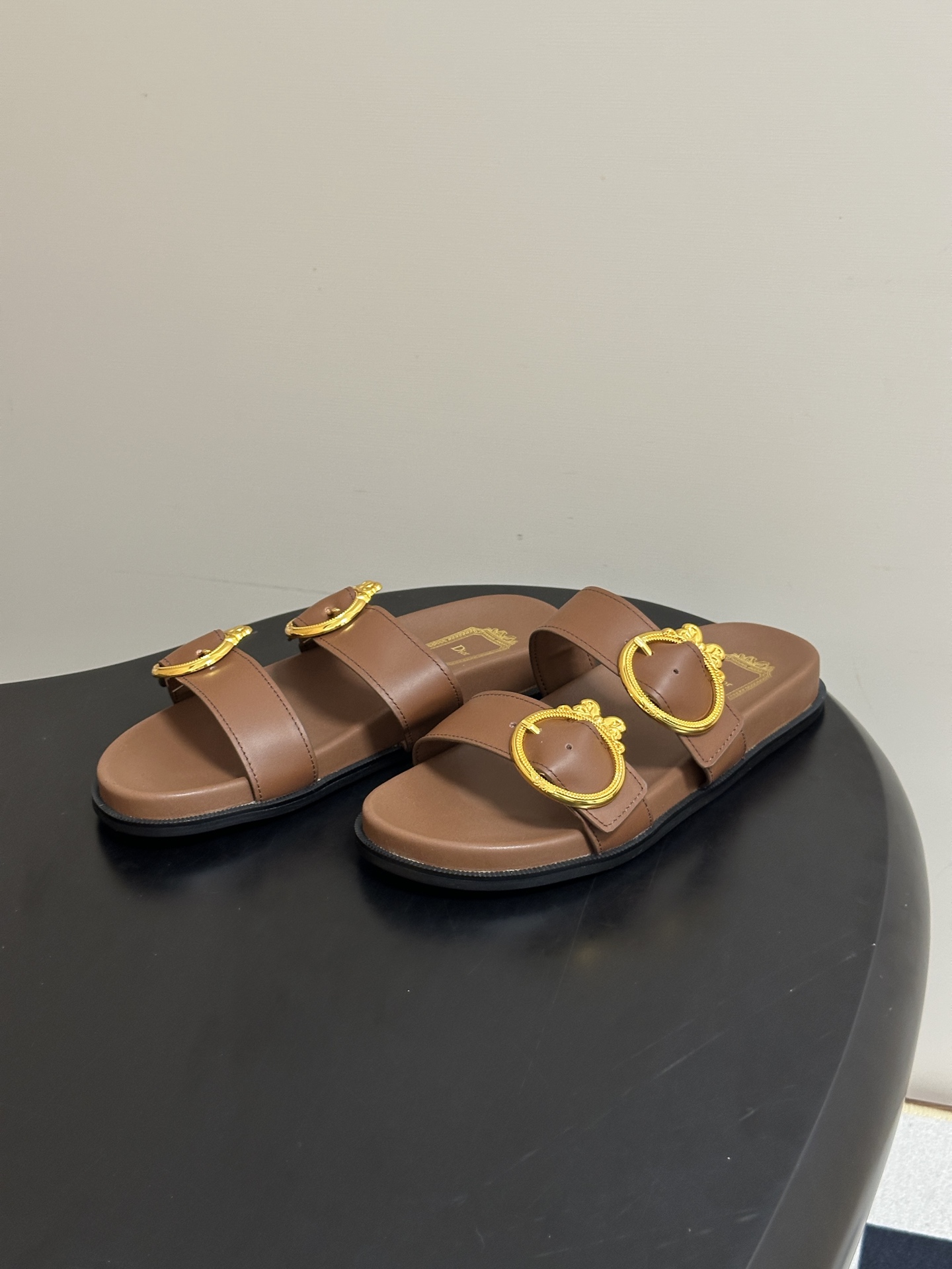 2026春夏新款Dior迪奥 D-Medaillon Buckle 凉拖鞋🆕最新CD字母五金扣搭扣双带平底凉拖鞋 这款凉